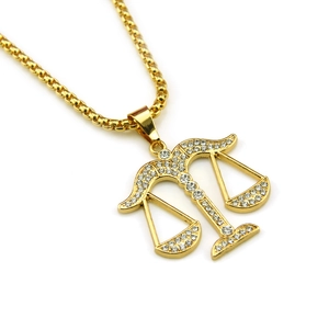 Collana con pendente bilancia dorata con zirconi lucidi e catena a serpente