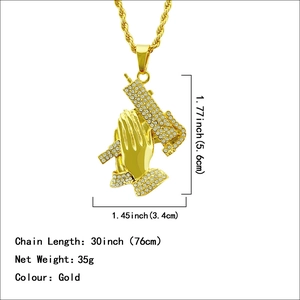 Collier hip hop pour hommes avec pendentif mains en prière tenant une arme et strass