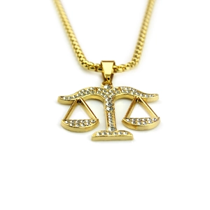 Collana con pendente a bilancia dorata con cristalli scintillanti e catena a sfere sottile