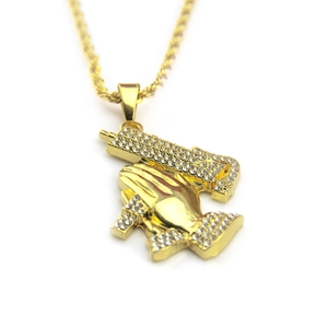 Collier hip hop doré avec pendentif mains en prière tenant un pistolet et strass