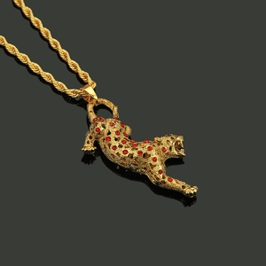 Pendentif léopard doré style hip-hop avec strass rouges et chaîne torsadée sur fond noir