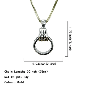 Collier main de squelette punk tenant un pendentif anneau avec dimensions