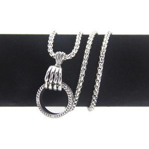 Pendentif main de crâne gothique avec chaîne box en finition argent vintage