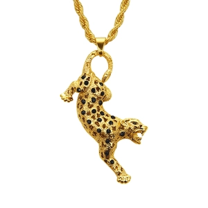 Pendentif léopard doré ajouré avec cristaux noirs sur une chaîne de corde torsadée