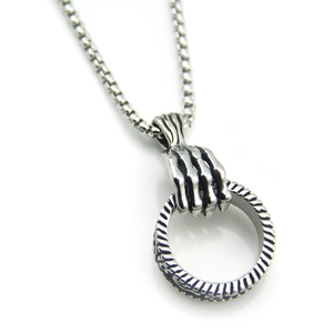 Pendentif main de squelette gothique tenant un anneau sur une chaîne en acier