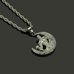 Collier pendentif homme musclé avec haltère et lune argentée sur chaîne torsadée