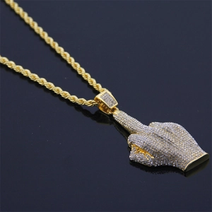 Gros plan du pendentif doigt d'honneur glacé avec diamants sur chaîne dorée