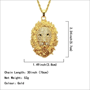 Collier hip hop avec pendentif tête de lion dorée serti de strass et chaîne torsadée