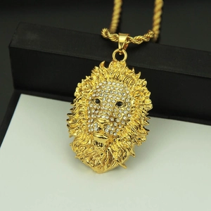 Collier pendentif tête de lion hip hop avec strass sur chaîne torsadée dorée