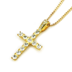 Gros plan du pendentif croix hip-hop avec cristaux sur chaîne cubaine plaquée or