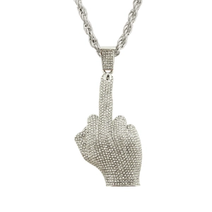 Pendentif geste majeur argenté serti de strass avec une chaîne torsadée