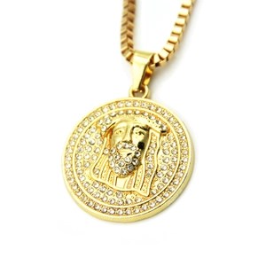 Collier avec pendentif Jésus doré serti de strass et chaîne vénitienne sur fond blanc