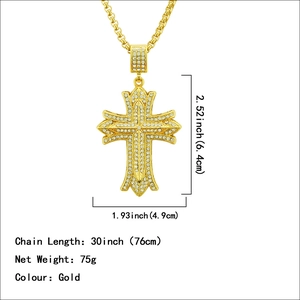 Collier croix 3D doré avec chaîne box, taille 6,4 x 4,9 cm et longueur de 76 cm