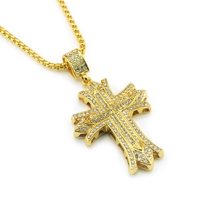 Collier croix 3D plaqué or glacé avec des zircons brillants et une chaîne box