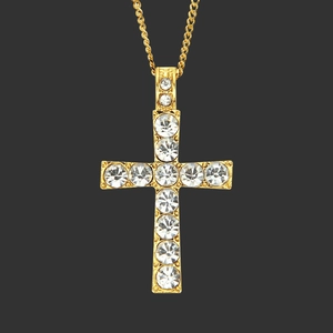 Vue détaillée d'un collier avec pendentif croix doré serti de cristaux brillants