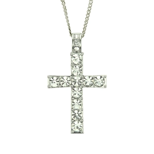 Détail macro du pendentif croix en argent serti de douze cristaux brillants avec chaîne fine