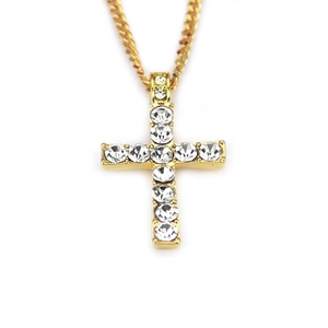 Vue détaillée du pendentif croix dorée avec onze zircons étincelants incrustés