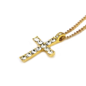 Détail du pendentif croix plaqué or serti de zircons brillants avec sa chaîne délicate