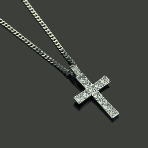 Collier avec pendentif croix argentée sertie de zircons sur une chaîne cubaine polie