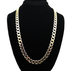 Cadena cubana dorada pulida de 12 mm de ancho en un busto negro para estilo hip-hop