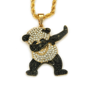 Makroansicht des Iced Out Dabbing Panda Anhängers mit funkelnden schwarzen und weißen Steinen