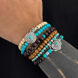 Ensemble de 6 bracelets bohèmes en perles de turquoise et bois avec pendentifs en métal