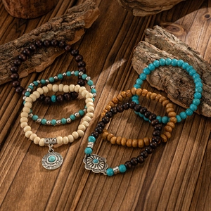 Détails de l'ensemble de bracelets bohèmes avec perles en bois turquoise et breloques soleil