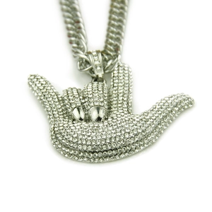 Pendentif geste I Love You avec cristaux sertis et chaîne cubaine en argent brillant