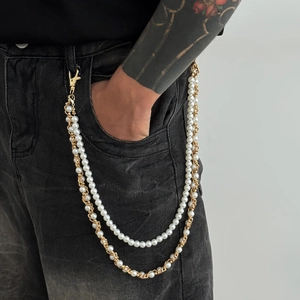 Doppellagige Perlen- und Goldkette als Taillenschmuck für Streetstyle-Hosen im Hip-Hop-Look