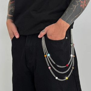 Détail d'une chaîne de pantalon hip-hop à trois couches avec billes de strass colorées
