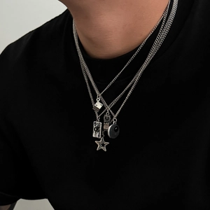 Set di collane d'argento a strati con ciondoli stella e dadi per lo stile street maschile