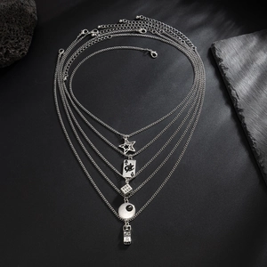 Set di collane a 5 strati argento con ciondoli stella, picche, dadi, luna e autobus