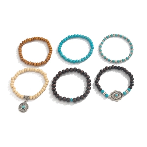 Ensemble bohème de 6 bracelets en perles de turquoise et bois pour hommes sur fond blanc