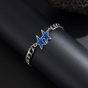 Vista macro di catena cubana argento con doppie stelle in smalto blu su base nera