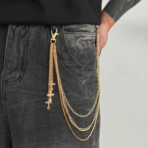 Chaîne de pantalon dorée à trois couches avec pendentifs croix sur jean noir