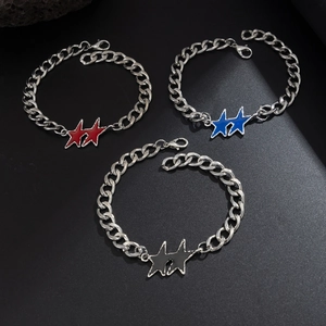 Bracciale a catena cubana da uomo con ciondoli a stella in rosso, blu e nero chic