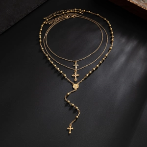 Ensemble de colliers dorés à trois rangs avec pendentifs croix et médaille religieuse