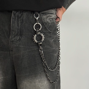 Chaîne de pantalon punk multicouche pour hommes avec anneau à rivets sur jean foncé