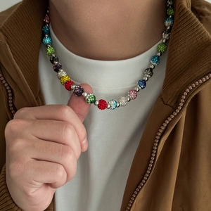 Collier hip-hop pour hommes avec perles de strass colorées et espaceurs métalliques sur mannequin