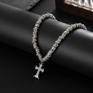 Collana con ciondolo a croce gotica in argento con diamanti su espositore nero
