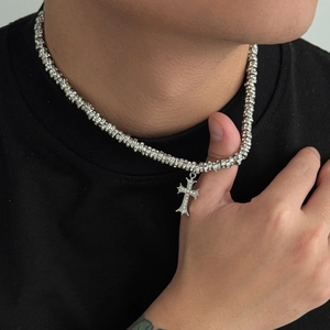 Collana da uomo con ciondolo a croce gotica e cristalli chiari su catena argento