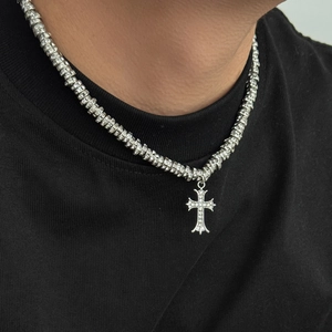 Collana con ciondolo a croce argento hip-hop con strass bianchi da uomo su maglia nera