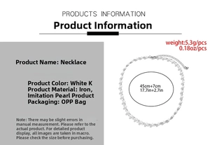 Detail der weiß-K-Metallkette mit Kunstperlen-Akzenten und verstellbarer Verlängerung
