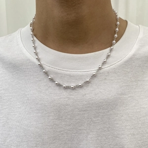 Minimalistische Perlen-Hiphop-Halskette mit Silbergliederkette an einem Model-T-Shirt