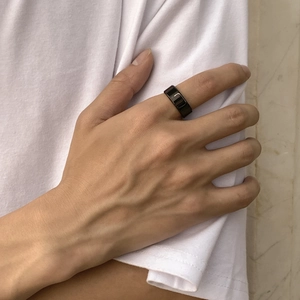 Bague large noire pour homme en acier titane poli au design minimaliste et moderne