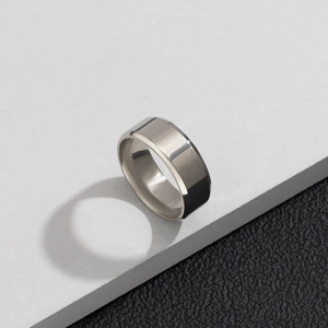 Bague large minimaliste en acier titane avec finition polie argentée pour hommes