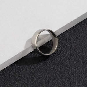 Vue macro d'une bague large minimaliste en acier titane avec finition miroir polie