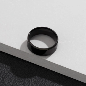 Bague plate minimaliste en acier titane noir poli avec finition brillante pour hommes