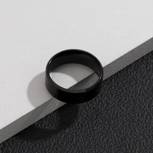 Vue détaillée d'une bague minimaliste en acier titane noir avec surface polie miroir