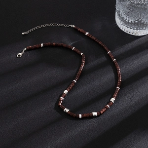 Collier en perles de bois pour homme avec accents argentés et fermoir mousqueton réglable